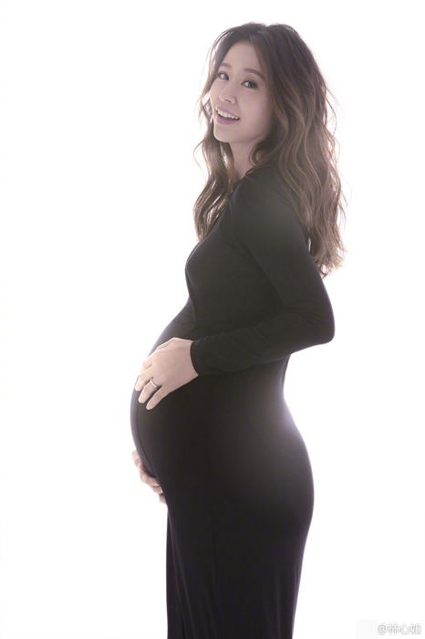 4月15日,林心如在微博晒出一张怀孕时期的孕肚照,并发文:"时间过得
