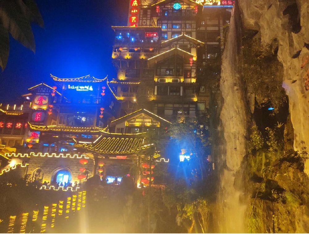 重庆旅游 重庆景点 景点攻略 > 重庆洪崖洞夜景图片一览(小编现场实拍