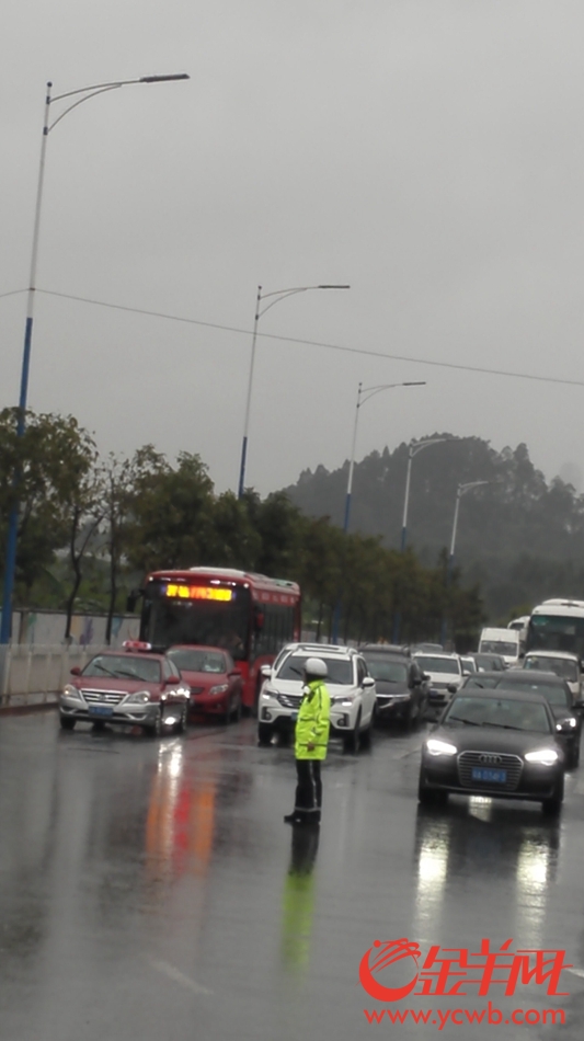 黄色暴雨预警下广州交警坚守岗位 疏导交通现场照