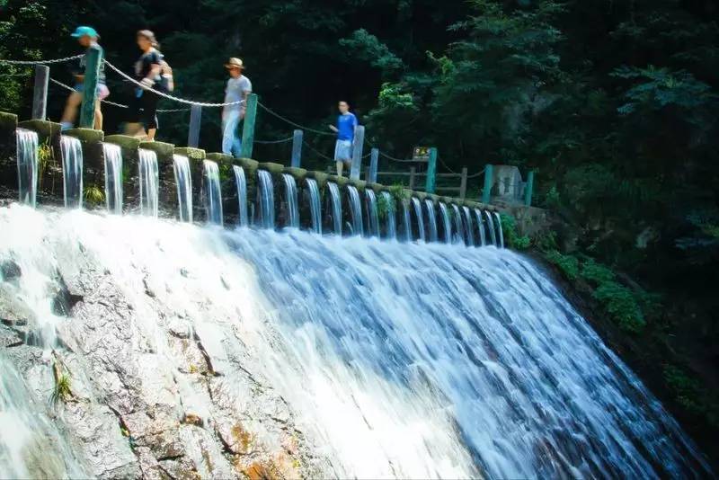 雪窦山风景区,位于浙江省奉化市溪口镇西北,为四明山支脉的最高峰