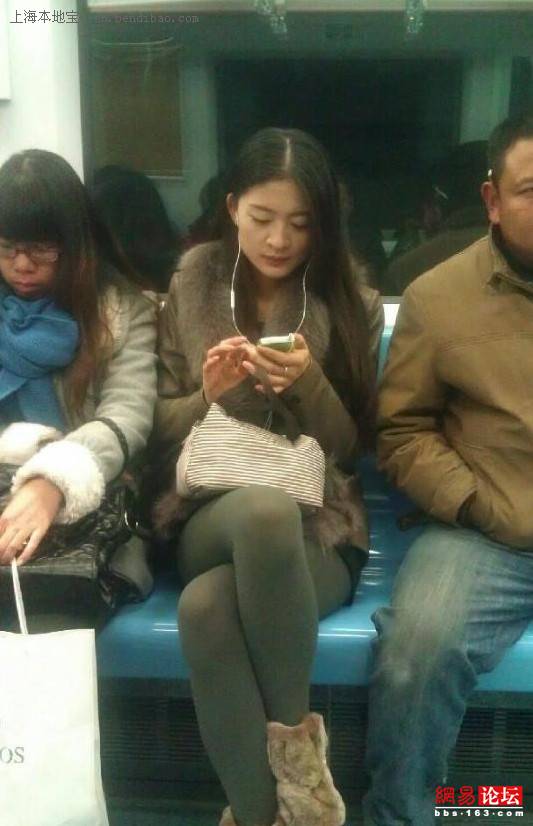 实拍地铁上那些性感妖娆美女 低胸短裙秀玉腿
