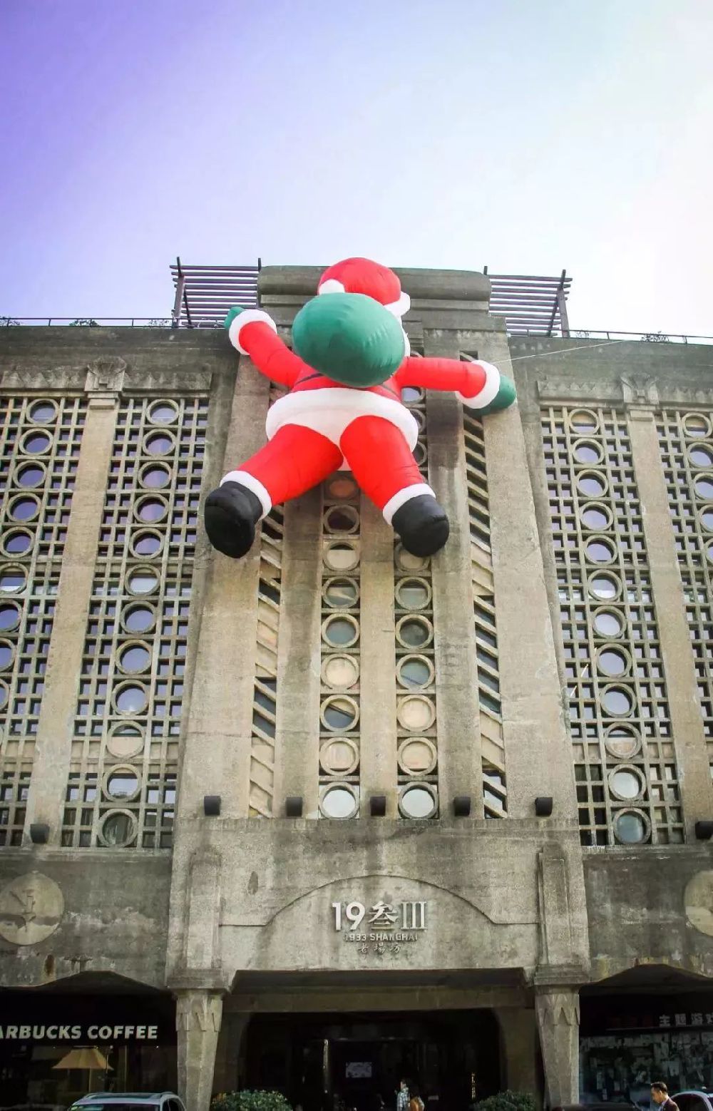 魔都圣诞新打卡地诞生 8米巨型爬墙圣诞老人亮相