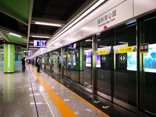 深圳打造智慧交通 四条地铁线采用无人驾驶深圳正全力打造“智慧交通”，在建的四条地铁线路(12号线、13号线、14号线、16号线)建成后将全部采用“无人驾驶”技术，从休眠、唤醒、出入库、洗车，到正线运行