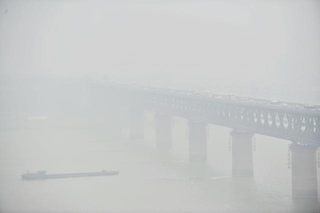 湖北即将迎来雨雪和雾霾 武汉周末有雨还降温