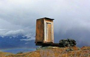 世界上最惊险厕所:2600米高悬崖边上