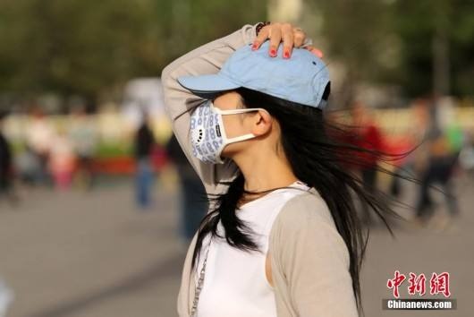 2017年5月13日北京大风蓝色预警 阵风七八级局地有扬沙